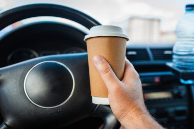 Kağıtlı kahve fincanı. Paket içki. Ulaşım ve araç trafiği konsepti..