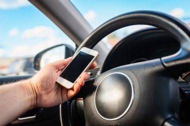 Kötü sürüş alışkanlıkları, bağımlılık, güvensiz sürüş, araba kullanırken cep telefonu kullanmak, yan görüş, yakın çekim..