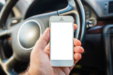 Boş ekran maketi Bir arabanın içinde boş beyaz ekran mobil akıllı telefon kullanan adam sürücü eli, GPS navigatör uygulaması ile konumu arama, yakın çekim.