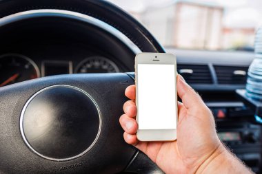 Boş ekran maketi Bir arabanın içinde boş beyaz ekran mobil akıllı telefon kullanan adam sürücü eli, GPS navigatör uygulaması ile konumu arama, yakın çekim.