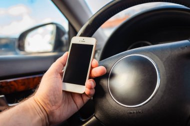 Kötü sürüş alışkanlıkları, bağımlılık, güvensiz sürüş, araba kullanırken cep telefonu kullanmak, yan görüş, yakın çekim..
