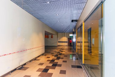 Bir alışveriş merkezinin geçici kapanış işareti. Kapanış, uzaklaştırma ya da alışveriş merkezinin iflası kavramı..