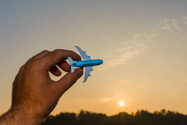 Avión Juguete Mano Hombre Sobre Fondo Del Cielo Con Nublas — Foto de Stock
