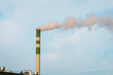 Çevresel şehir hava kirliliği sorunu. Endüstriyel inşaat vinçleri ve inşaat alanı Buhar ve duman emisyonları üzerinde. Ağır sanayi, enerji rafinerisi üretimi ve duman kirliliği.