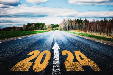 Yeni yıl 2024 otoyolda yazıldı. Gelecek, iş başlangıç çizgisi vizyonu kavramı. 2024 yılı başında yeni ve başarılı bir başlangıç için doğa çevre yolu mutlu bir yıl kutlaması..