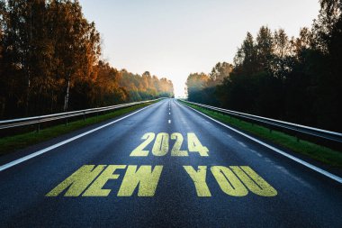 Kırsal yolda Yeni Sen 2024 yazıları. Yeni ben, yeni hedefler, takvim gebeliği..