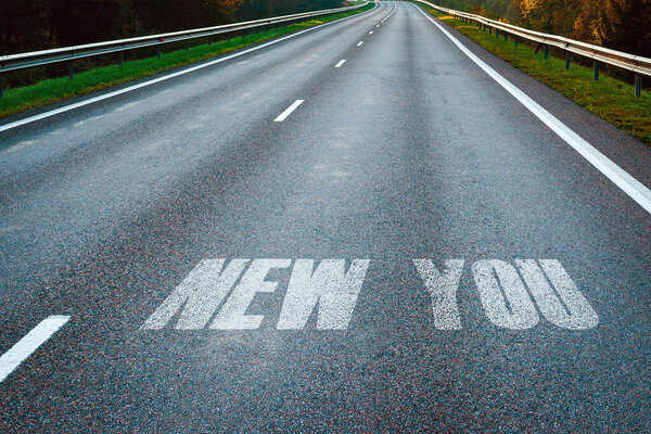 Надпись New You на сельской дороге..
