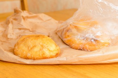 Ev yapımı chebureks.Özbek doğu Tatar mutfağı, tahtadan yapılmış bir cheburek. Cheburek - etli kızarmış turta. Geleneksel Türk ve Moğol yemeği, börek börekleri. Yakın plan..