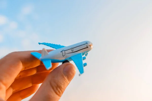Toy Airplane Man Hand Background Sky Clouds Man Holding Airplane — Stock Photo, Image