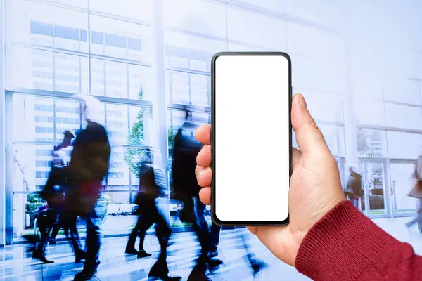 Beyaz ekranlı, modern akıllı telefonu elinde tutan bir erkek. İş adamları sokakta yürüyor. Mesaj ya da içerik için hazırlar. Cep telefonlu bir adam..