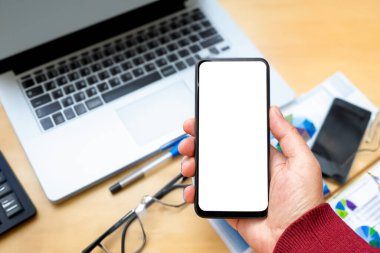 Akıllı telefondan oluşan boş bir beyaz ekran, modern siyah cep telefonu ile logo veya tasarım için şablon ekran, bilgisayar laptop ofis geçmişi..
