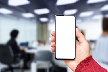 Akıllı telefondan oluşan boş bir beyaz ekran. Logonuz ya da tasarımınız için şablon ekranlı modern siyah cep telefonu taşıyan bir erkek el..