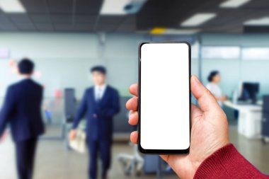Akıllı telefondan oluşan boş bir beyaz ekran. Logonuz ya da tasarımınız için şablon ekranlı modern siyah cep telefonu taşıyan bir erkek el..
