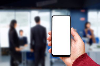 Akıllı telefondan oluşan boş bir beyaz ekran. Logonuz ya da tasarımınız için şablon ekranlı modern siyah cep telefonu taşıyan bir erkek el..