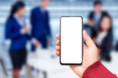 Akıllı telefondan oluşan boş bir beyaz ekran. Logonuz ya da tasarımınız için şablon ekranlı modern siyah cep telefonu taşıyan bir erkek el..