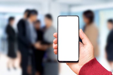 Akıllı telefondan oluşan boş bir beyaz ekran. Logonuz ya da tasarımınız için şablon ekranlı modern siyah cep telefonu taşıyan bir erkek el..