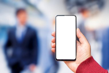 Akıllı telefondan oluşan boş bir beyaz ekran. Logonuz ya da tasarımınız için şablon ekranlı modern siyah cep telefonu taşıyan bir erkek el..