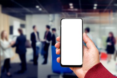 Akıllı telefondan oluşan boş bir beyaz ekran. Logonuz ya da tasarımınız için şablon ekranlı modern siyah cep telefonu taşıyan bir erkek el..