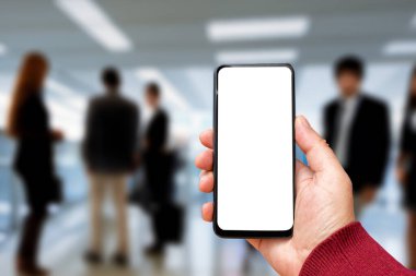 Akıllı telefondan oluşan boş bir beyaz ekran. Logonuz ya da tasarımınız için şablon ekranlı modern siyah cep telefonu taşıyan bir erkek el..