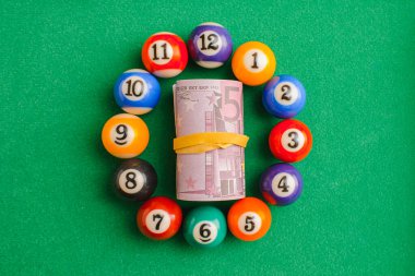 Kumar bağımlılığı. Zaman israfı, bilardo oynamaya avroluk para, spor bahisleri, dolarlar. Kumar bağımlılığı..