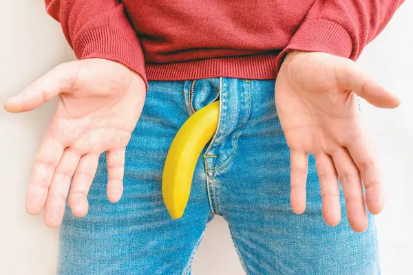 Impotencja Zdrowie Mężczyzn Mężczyzna Otwarte Dłonie Banan Pobliżu Genitaliów Close Obraz Stockowy