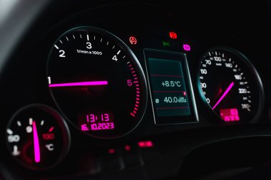 Araba gösterge paneli. Gece vakti modern araba paneli. Kapalı, seçici odaklanma..