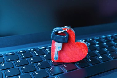 Online Flört Konsepti. Online tarih. Kalp, anahtarlar dizüstü bilgisayarda. Yakın çekim..