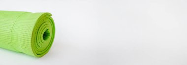 Banner.Yoga mat beyaz arkaplan yeşil renk, kırpma yolunu içerir. Boşluğu kopyala