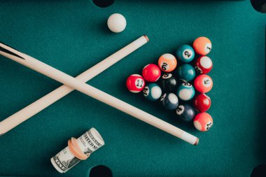 Kumar bağımlılığı. Bilardo, spor bahisleri, dolar, kumar bağımlılığı. Tonlama..