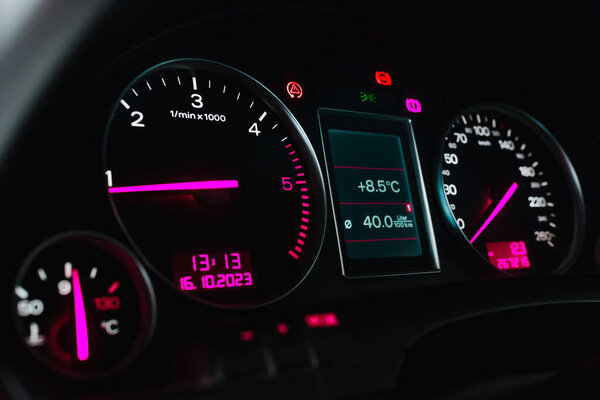 Приборная панель автомобиля. Современная панель приборной панели автомобиля в ночное время..