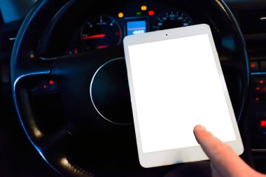 Model beyaz ekran. Otomobil servisi garajında bilgisayar dijital tabletine bakan bir tamirci. Araç motoru test panosu. Ulaştırma hizmeti ve bakım faaliyeti.