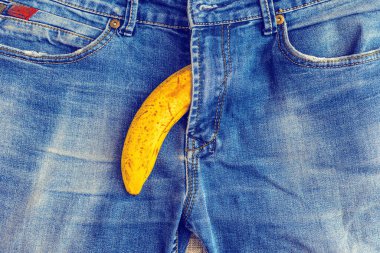 İktidar sorunu kavramı. Muz ve limonlu kot pantolon, erkek üreme organlarını taklit ediyor. Sağlık ve erkek cinselliği kavramı..