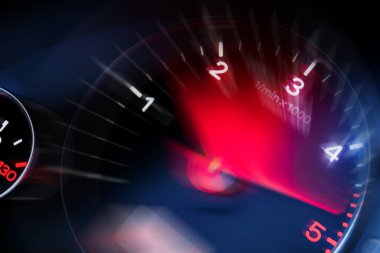 Kırmızı ışıklı göstergeli bir araç gösterge panelinin hareket bulanıklığı. Araba hız göstergesi. Geceleri yüksek hızlı araba hız göstergesi ve hareket bulanıklığı.