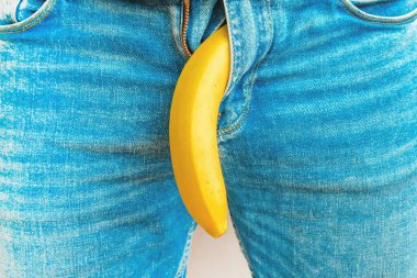 İktidarsızlık ve erkek sağlığı. Bir adam ve muz cinsel organların yanında. Yaklaş..