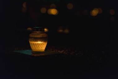 Karanlıkta yanan mum olan bellek feneri. Karanlıkta yanan beyaz mumlar. Işıklar parlıyor..