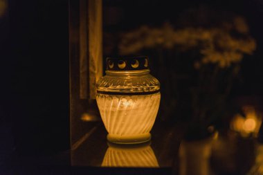 Karanlıkta yanan mum olan bellek feneri. Karanlıkta yanan beyaz mumlar. Işıklarla parlayan..