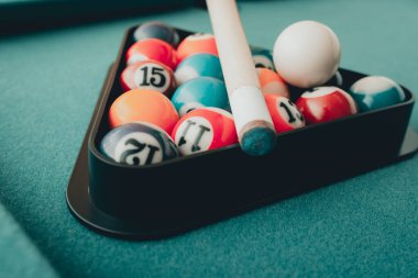 Sayılar, bilardo topu ve bilardo masasında üçgen şeklinde çok renkli bilardo topları. Bilardo toplarını yakın çekim..