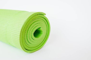 Beyaz arkaplanda yoga minderi yeşil renk, kırpma yolunu içerir. Boşluğu kopyala
