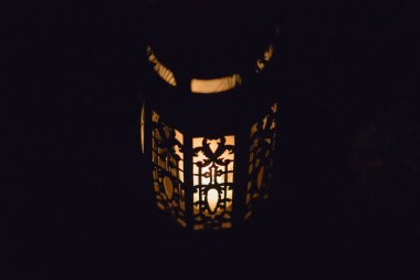 Karanlıkta yanan mumu olan hafıza feneri. Karanlıkta yanan beyaz mum. Işıkla parlayan..