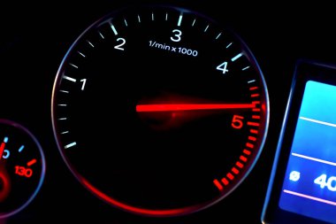 Arabanın gösterge paneli. Geceleri modern araba paneli. Kapalı, seçici odaklı..