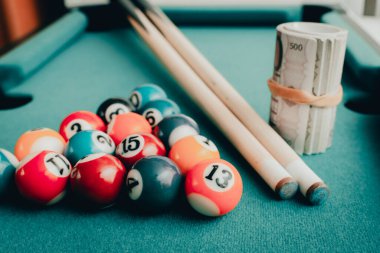 Kumar bağımlılığı. Bilardo, spor bahisleri, dolar, kumar bağımlılığı. Tonlama..