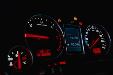 Arabanın gösterge paneli. Geceleri modern araba paneli. Kapalı, seçici odaklı..