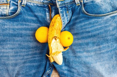 İktidar sorunu kavramı. Muz ve limonlu kot pantolon, erkek üreme organlarını taklit ediyor. Sağlık ve erkek cinselliği kavramı..