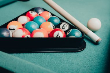 Sayılar, bilardo topu ve bilardo masasında üçgen şeklinde çok renkli bilardo topları. Bilardo toplarını yakın çekim..