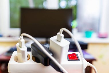 Elektrik fiyatları kavramı. Evdeki elektrik prizleri, pahalı elektrik maliyetleri kavramı ve enerji faturalarındaki artış..