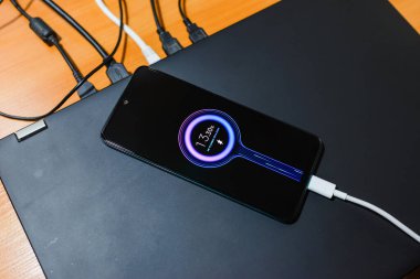 Modern teknoloji, taşınabilir hızlı şarj cihazı. Telefon şarjı. Bilgisayardaki cep telefonu akıllı şarj cihazının şarj bataryası..