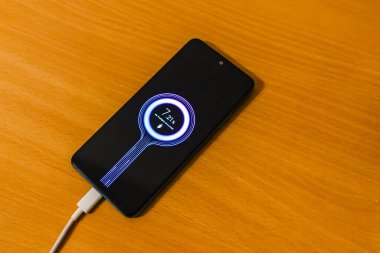 Telefon şarjı. Akıllı şarj cihazından cep telefonu şarj pili. Modern teknoloji, taşınabilir hızlı şarj cihazı..