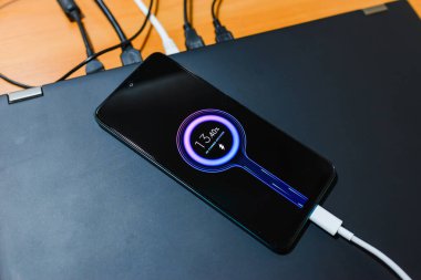 Modern teknoloji, taşınabilir hızlı şarj cihazı. Telefon şarjı. Bilgisayardaki cep telefonu akıllı şarj cihazının şarj bataryası..