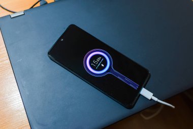 Modern teknoloji, taşınabilir hızlı şarj cihazı. Telefon şarjı. Bilgisayardaki cep telefonu akıllı şarj cihazının şarj bataryası..