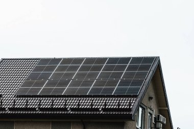 Özel bir evin çatısında güneş enerjisi santrali.
